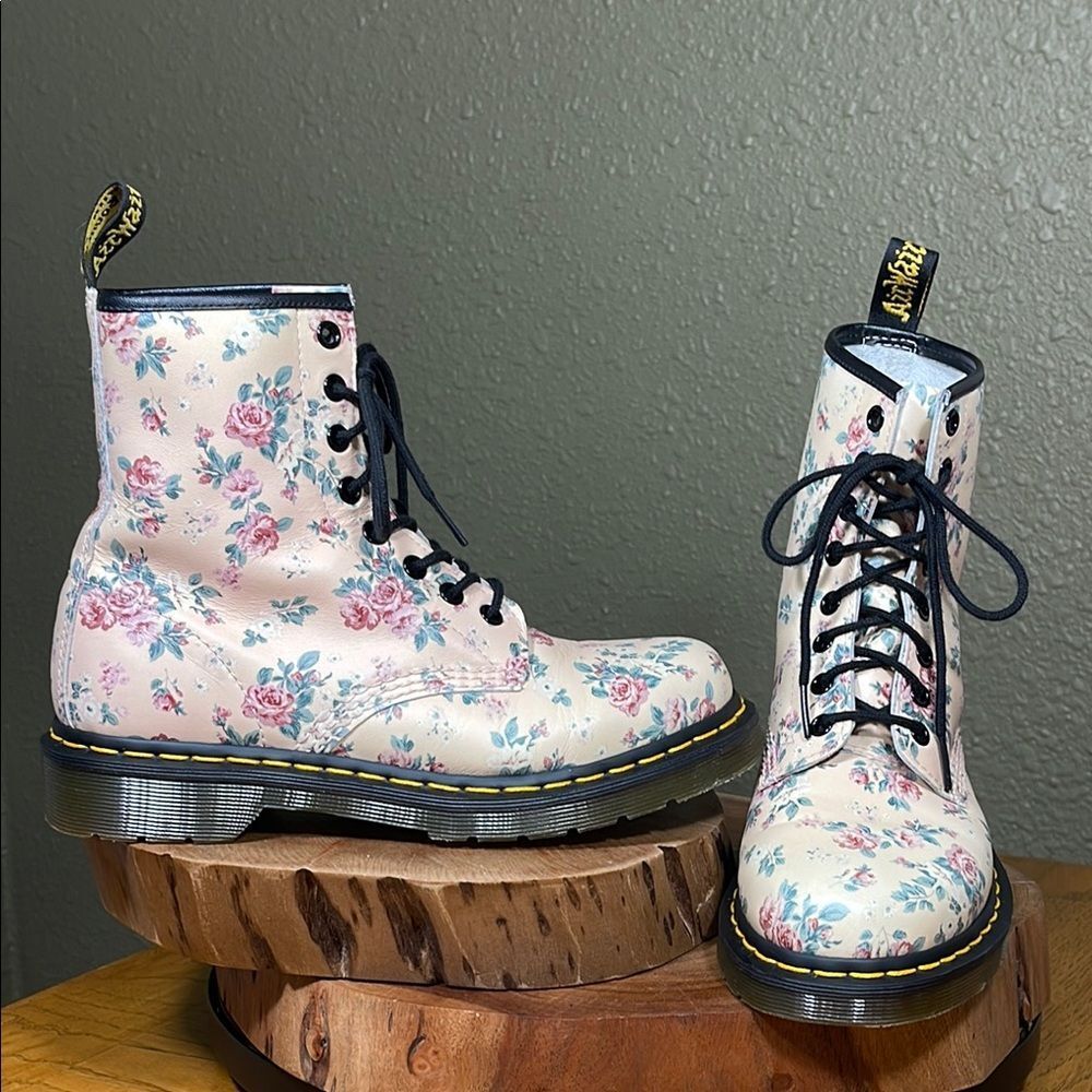 DR. MARTENS VINTAGE ROSE BOOTS - Picture 2 of 13
